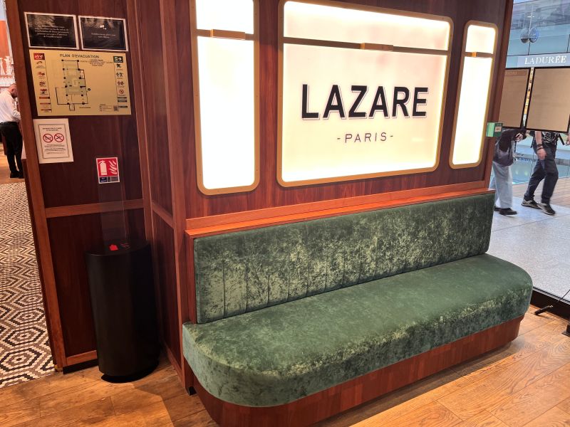 feuerlöscherkasten der Brasserie Lazare