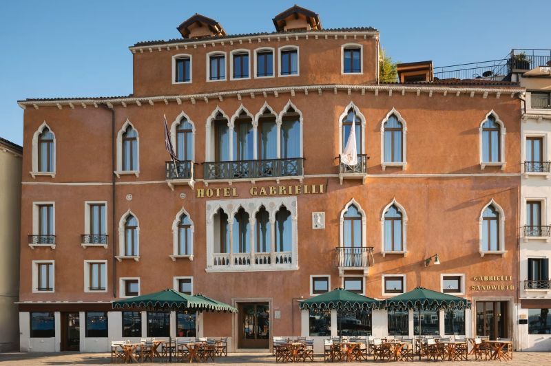 Op maat gemaakte brandblusserhoezen in Hotel Gabrielli Venetië