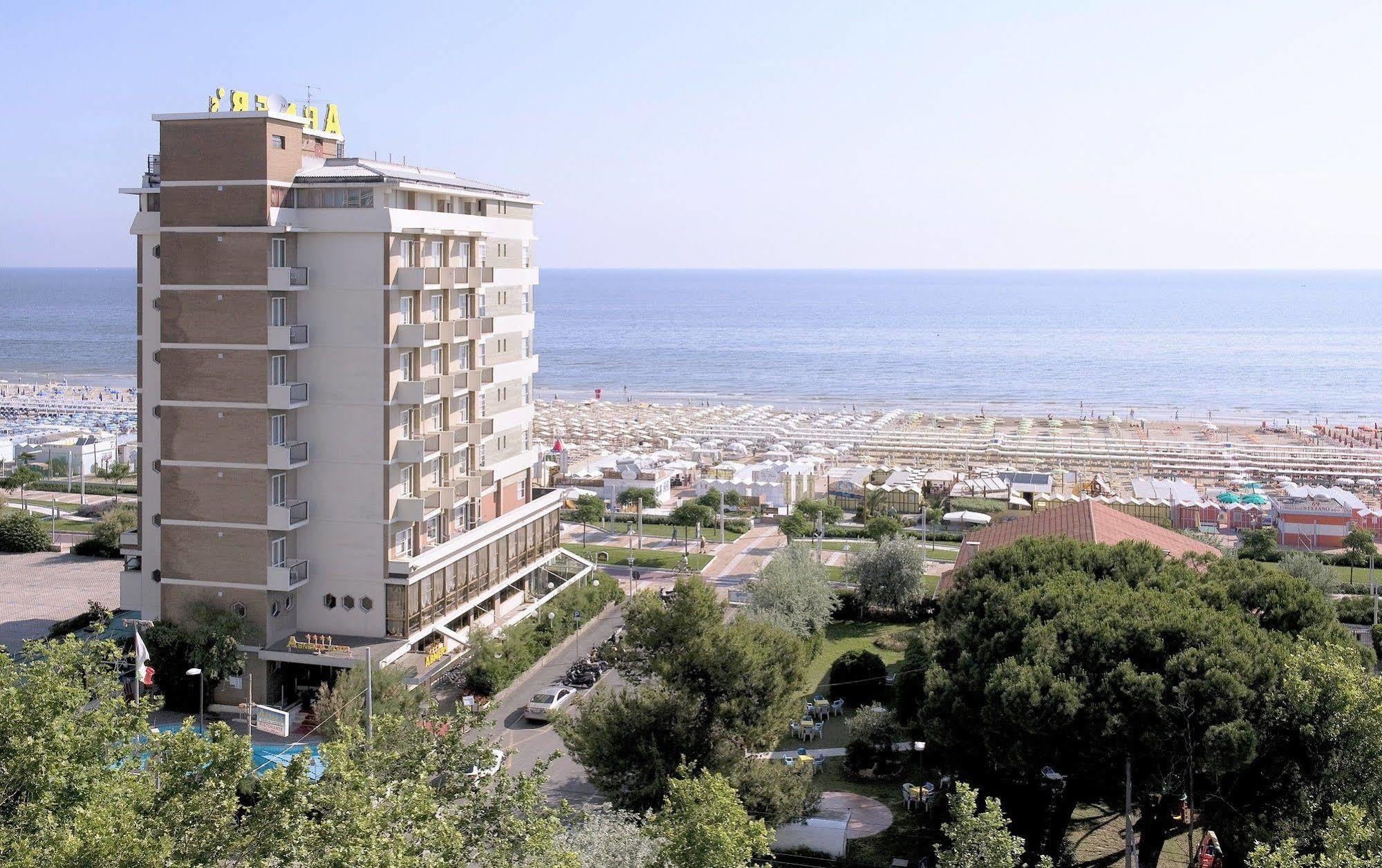 Gli armadietti degli estintori trasformano l'interior design dell'Hotel Abner